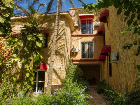 Iris Hotel